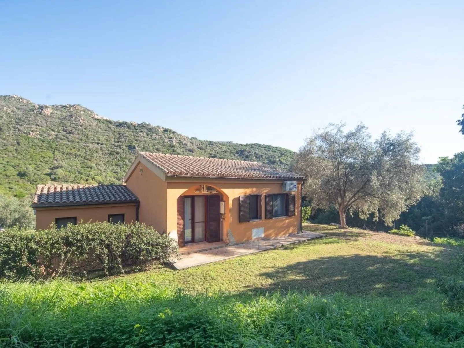 Schöne moderne Villa in privater Lage, umgeben von üppiger Natur-Image-tags.info