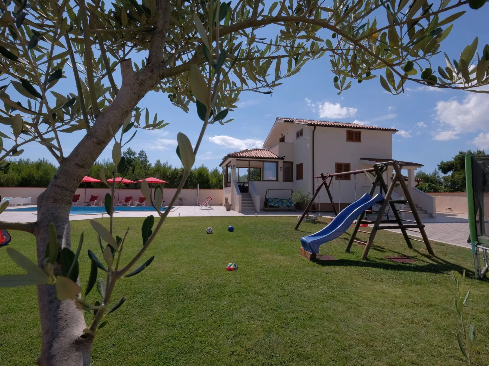 Nettes Ferienhaus in Pomer mit Privatem Pool-Buiten