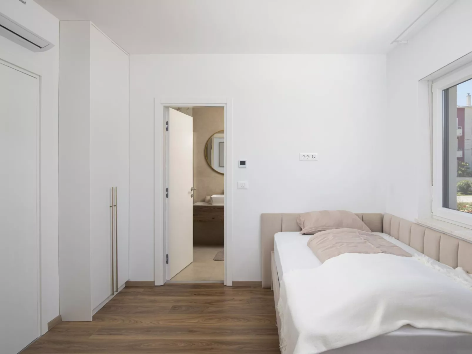 Villa Oasis mit beheiztem Pool, 700 m vom Meer entfernt-Binnen