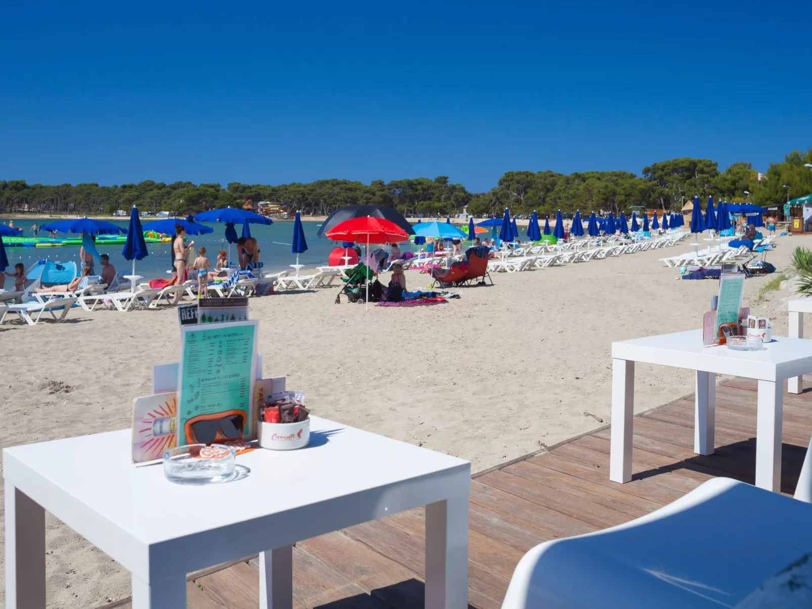 Mit Jacuzzi, Garten und Parkplatz-Buiten