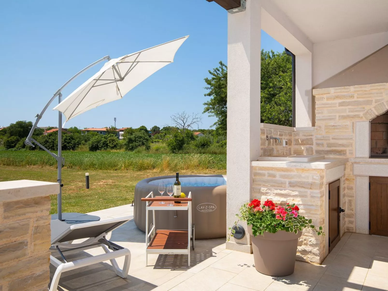 In Pomer mit Parkplatz-Buiten