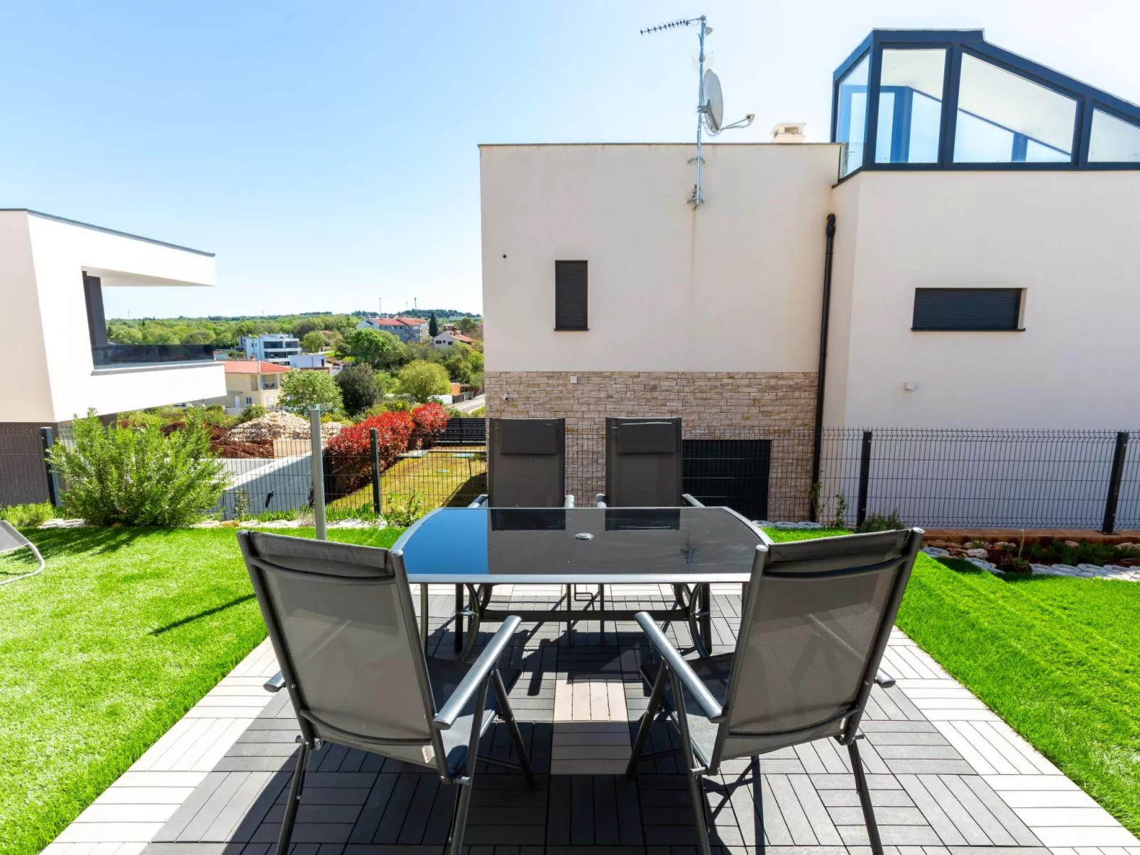 "Emira Mukalba" mit Terrasse-Image-tags.info