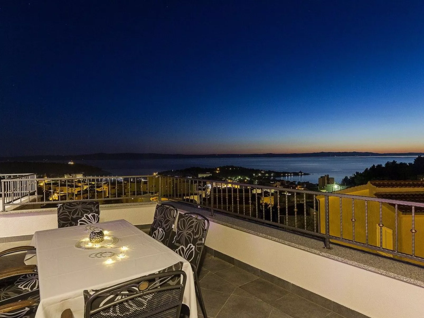 Penthousewohnung mit Whirlpool und Meerblick-Buiten