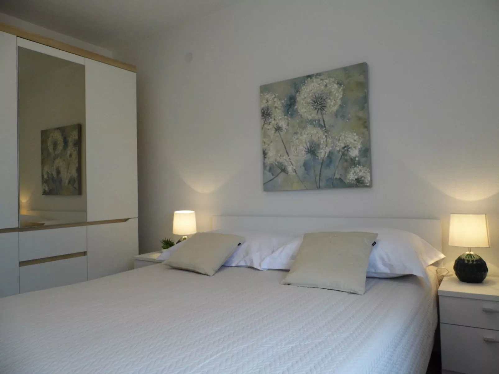 Ausgezeichnete neue und moderne Wohnung-Binnen