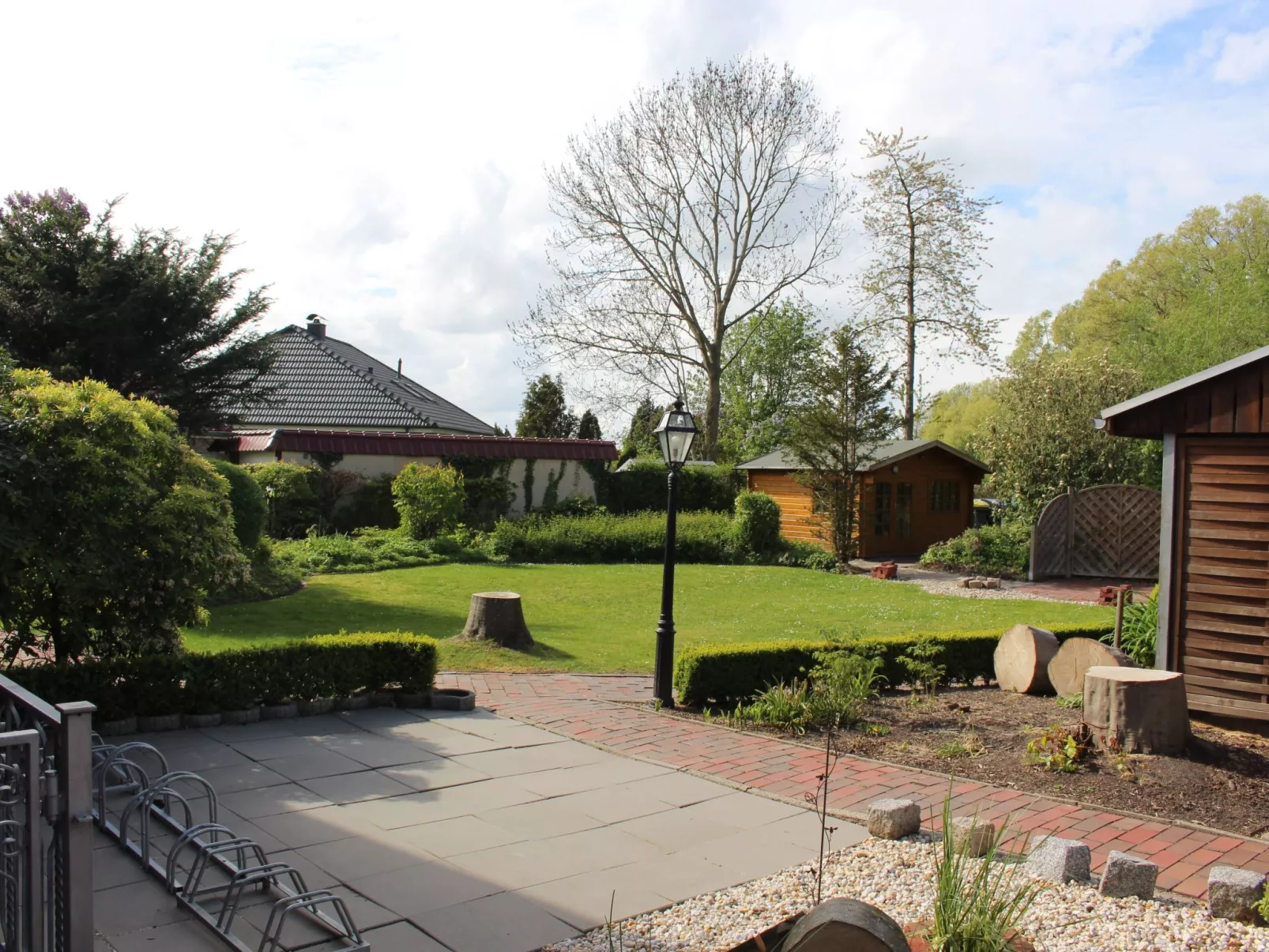 Geräumige Ferienwohnung in Burhave mit Grill, Garten und Pool-Buiten