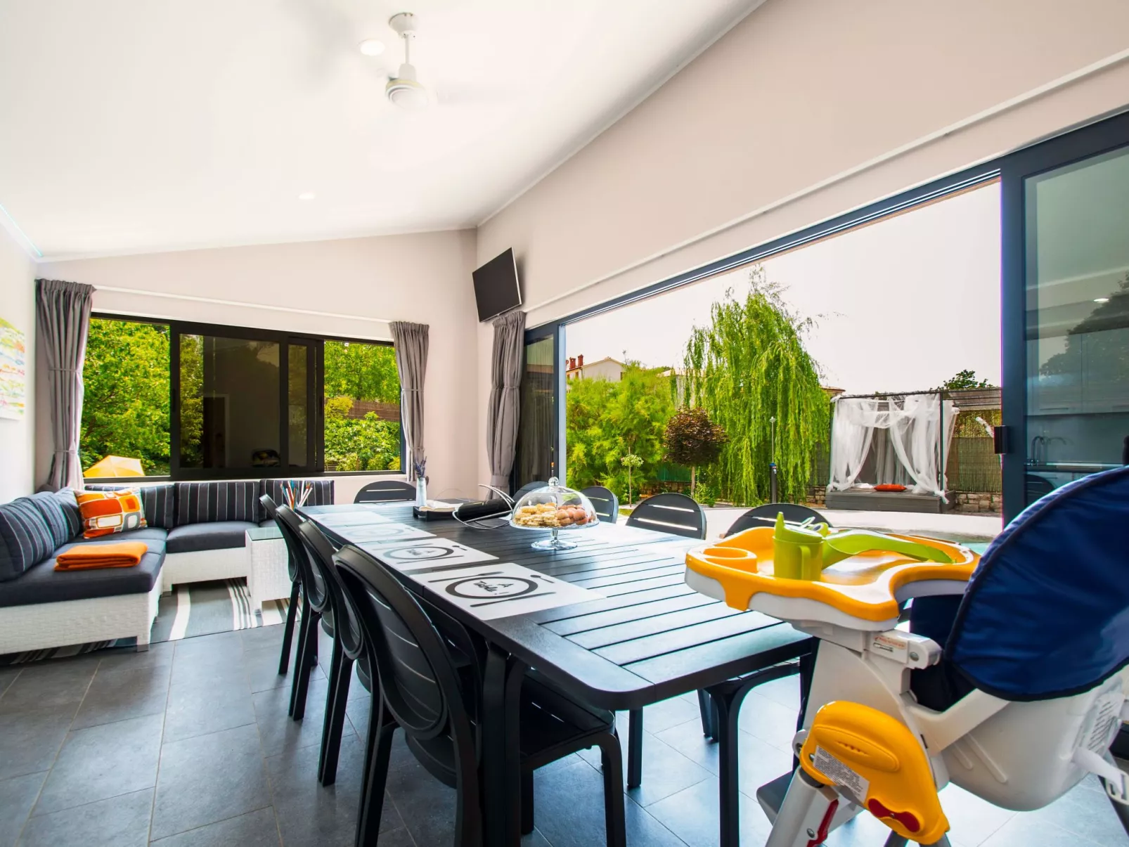 Schöne Villa mit Garten und Biodesign-Pool-Binnen