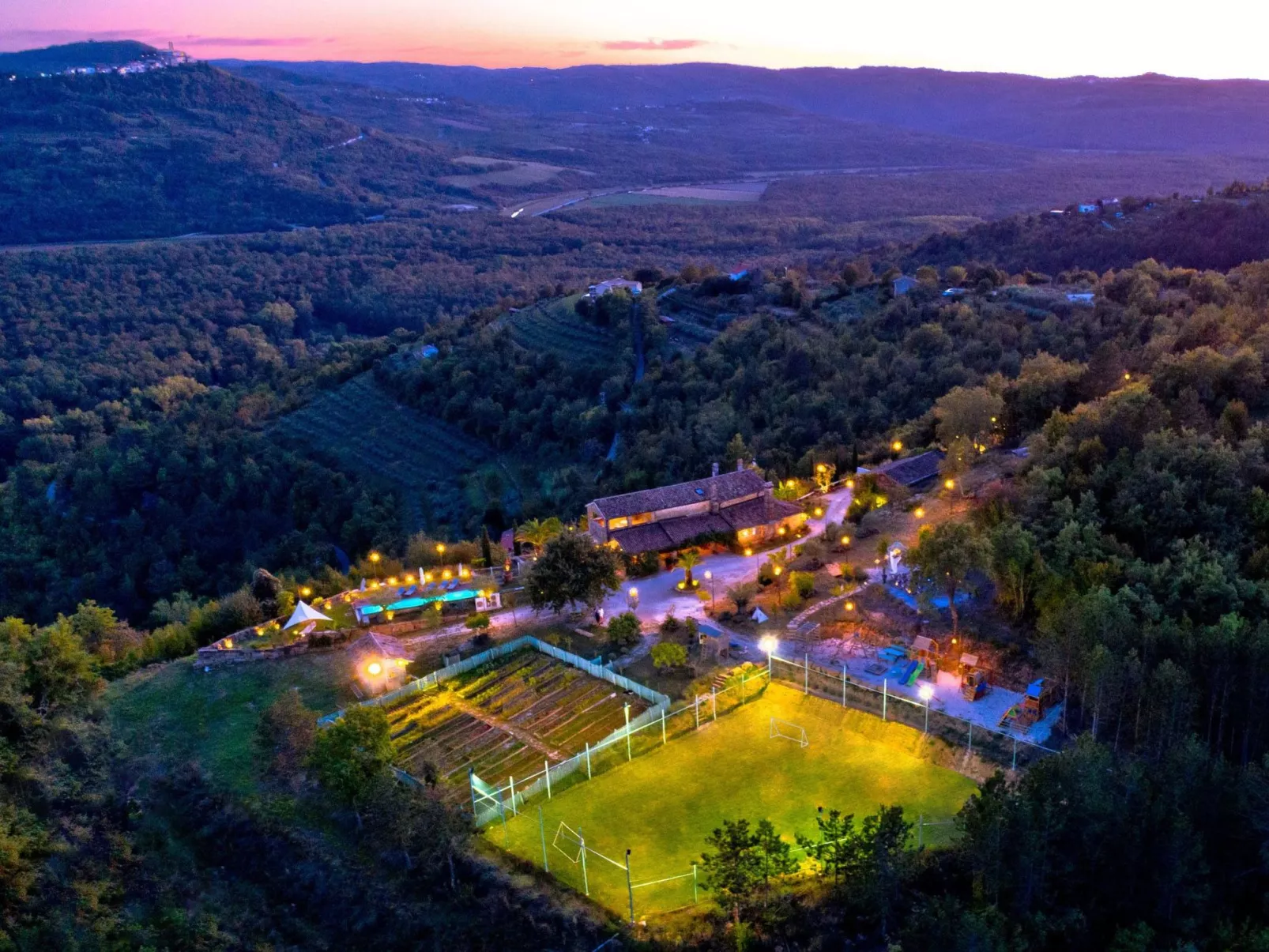 Tolle Villa Sancta Maria Motovun mit Pool-Buiten