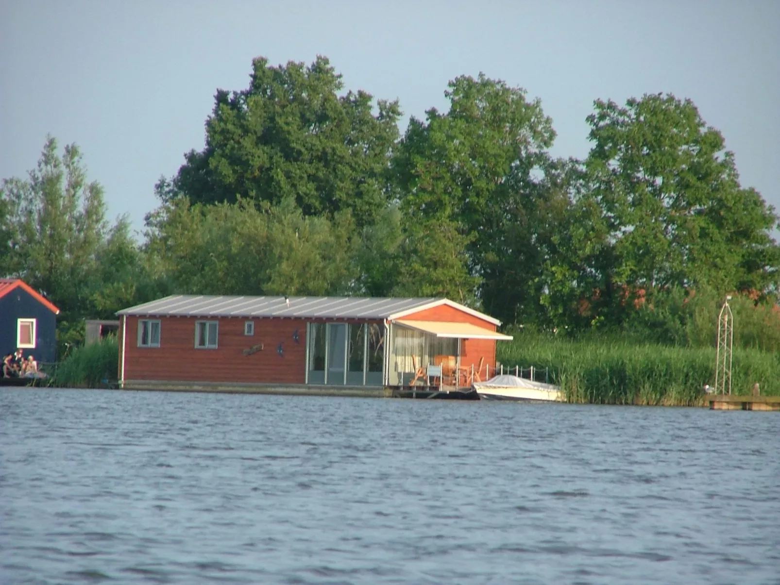 Boot "De Frijheit" mit Blick auf das Wasser-Buiten