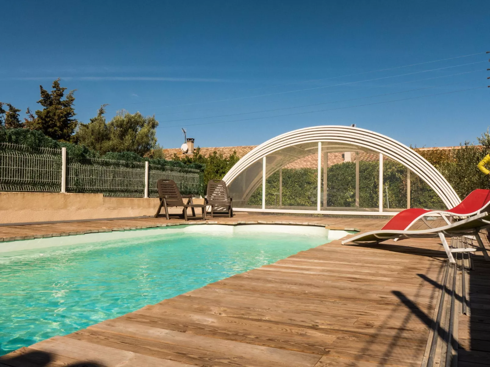 Komfortables Ferienhaus mit Privatpool-Buiten