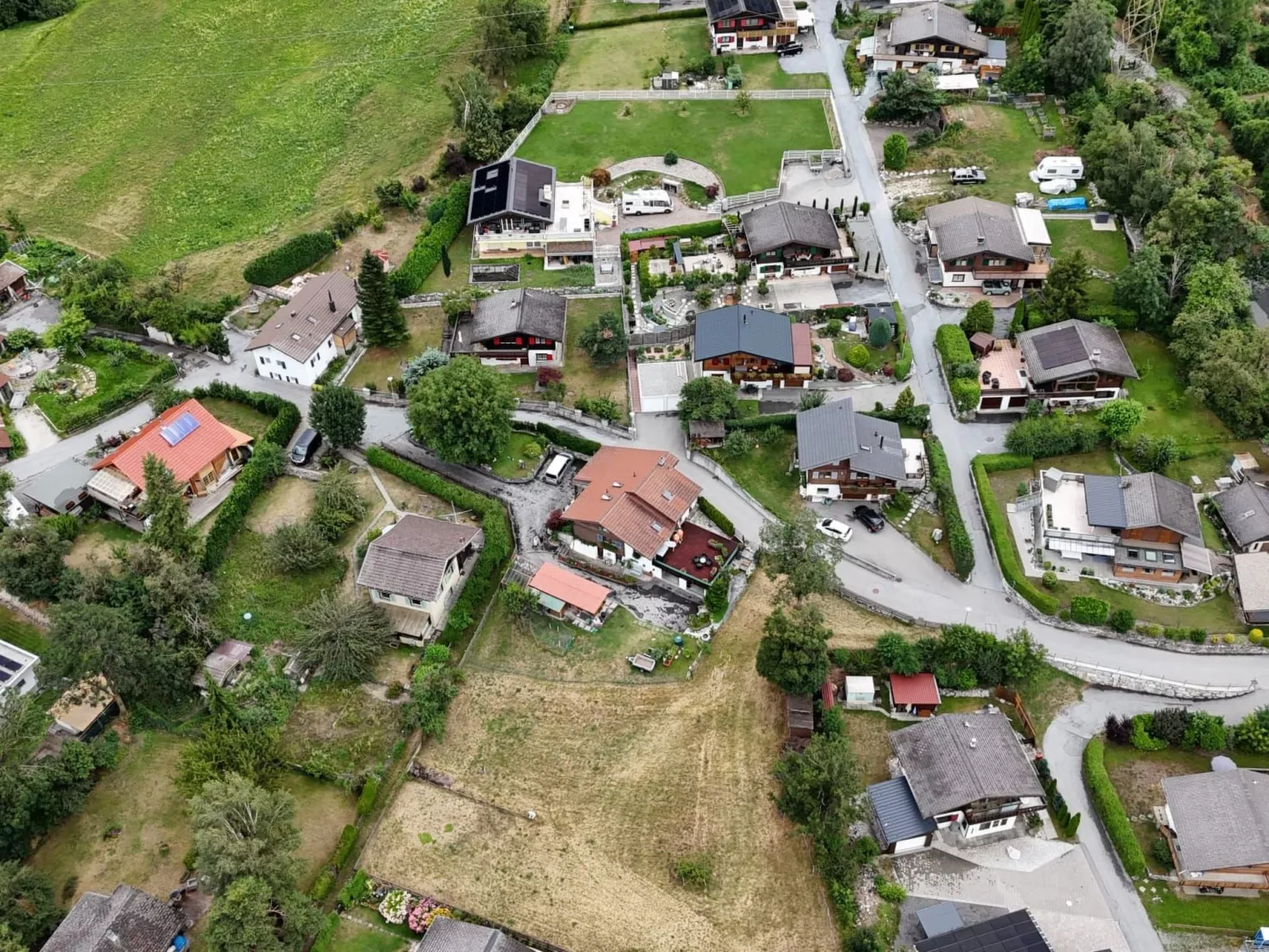 Chalet Haus (bei Einfahrt grosser Nussbaum )-Buiten