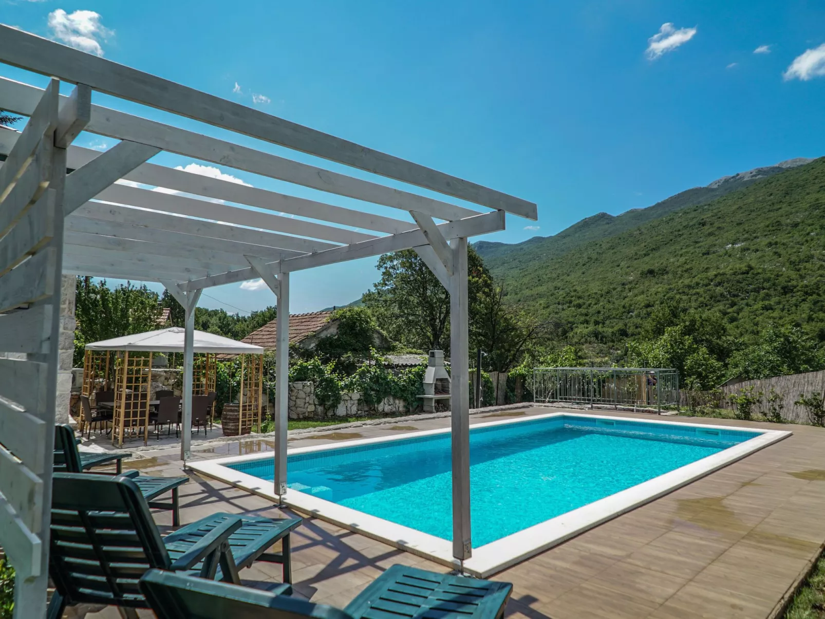 In Zagvozd mit Privatem Pool-Buiten