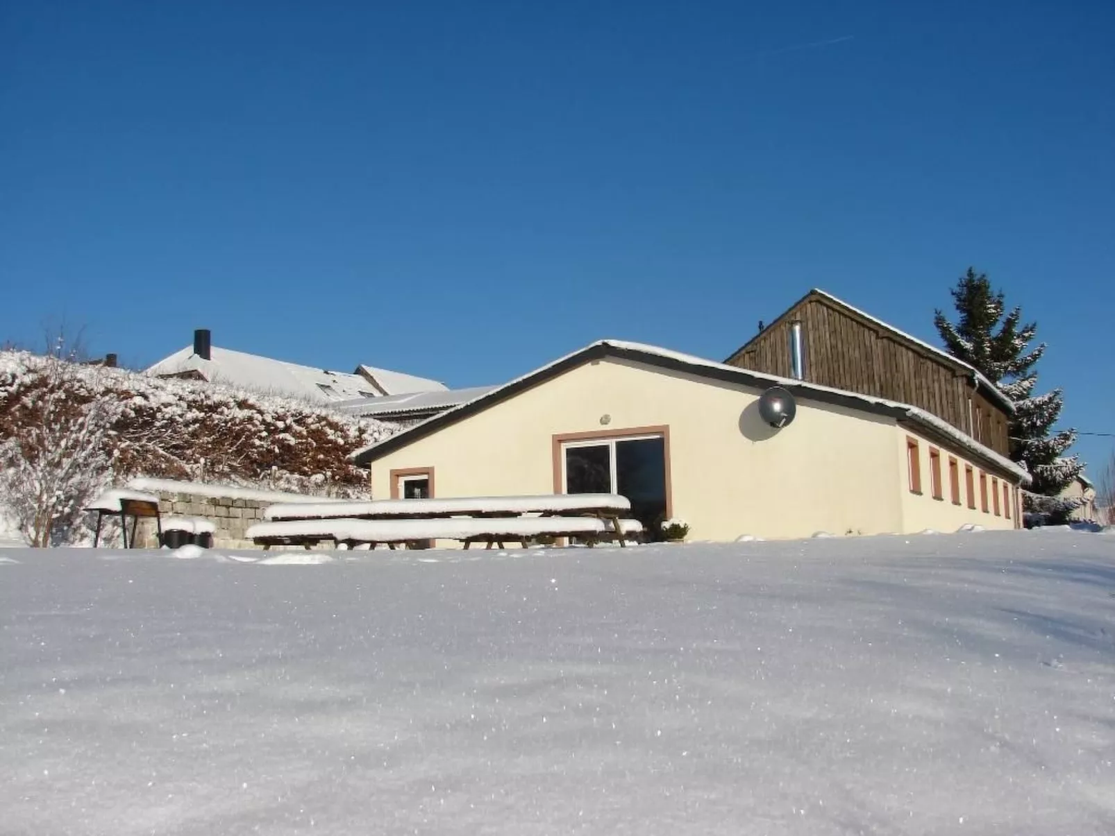 Snowview Lodge-Buiten
