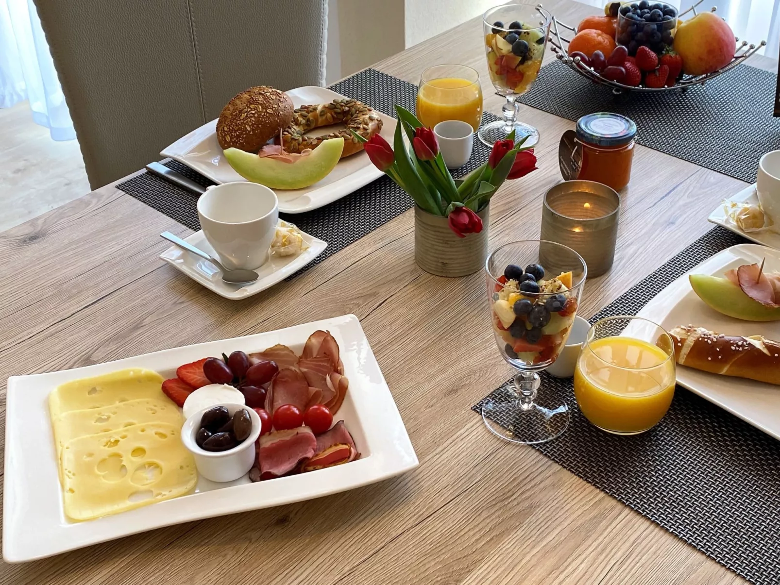 Mit Parkplatz und Terrasse-Binnen