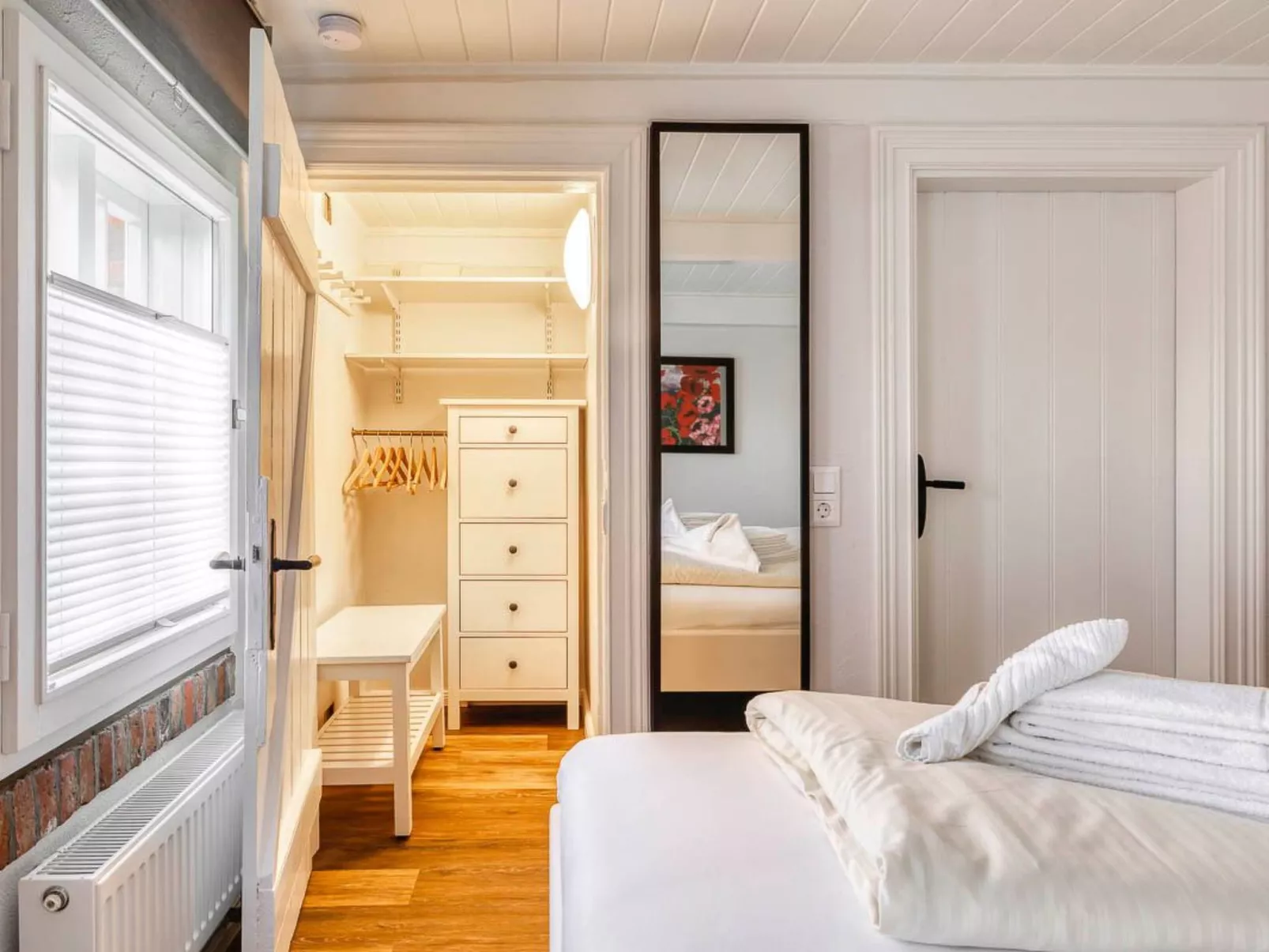 Reetdachhaus inmitten von Wiesen und Feldern-Image-tags.info