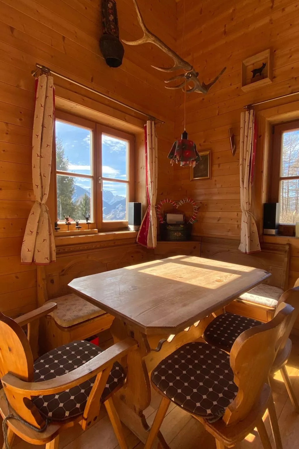 Berghütte mit Blick auf die Berge-Buiten