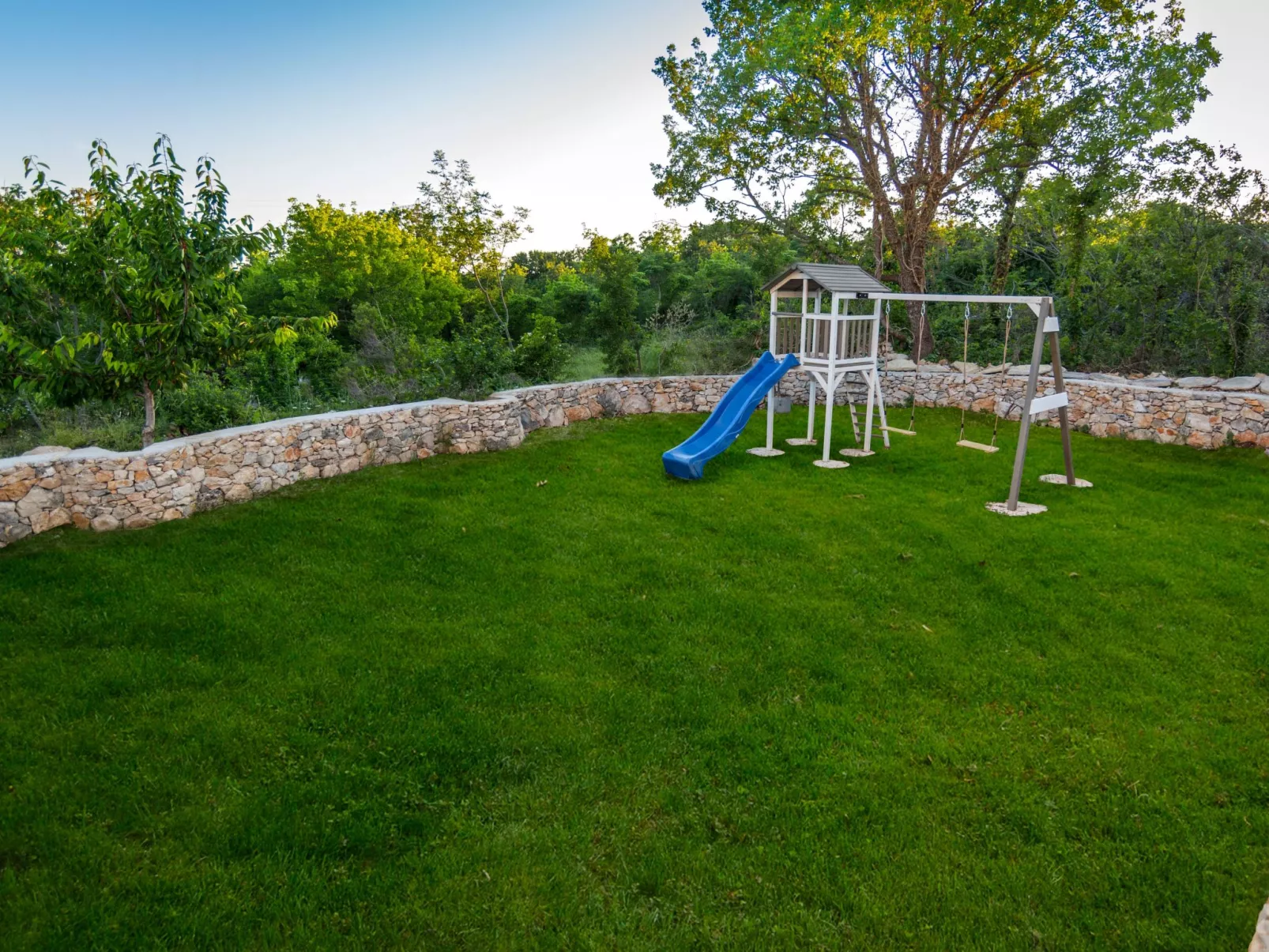 In Opanci mit beheiztem Pool, Parkplatz-Buiten