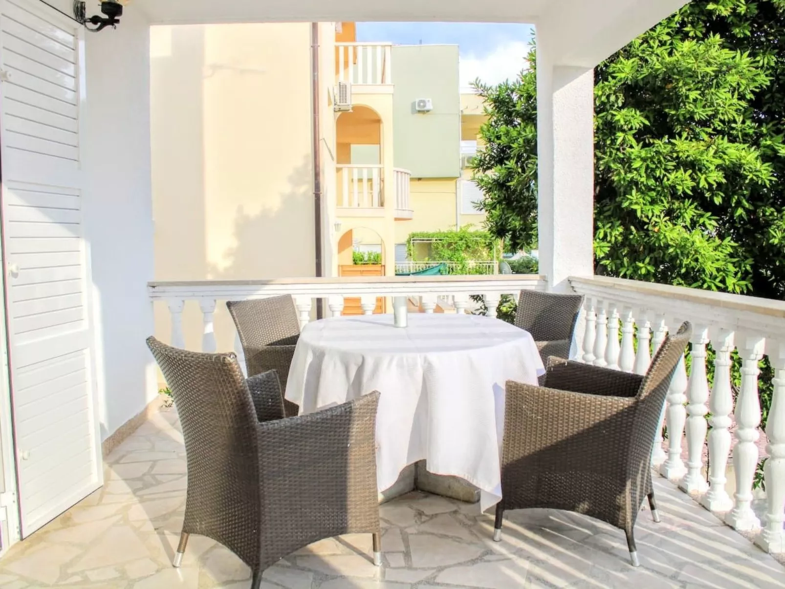 Weiße Idylle auf dem blauen Meer-Buiten