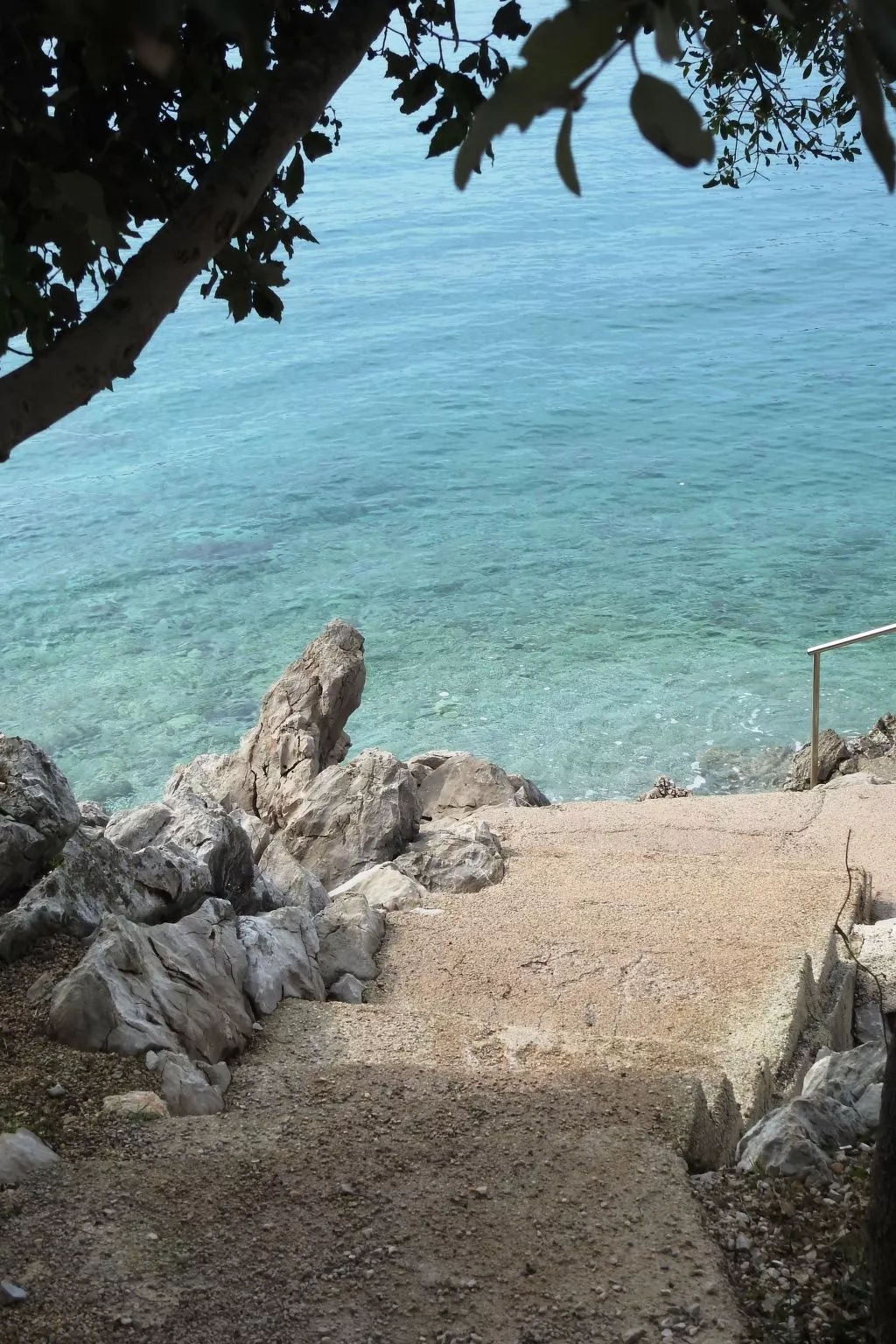 Gemütliches Ferienhaus in Pinezići mit großer Terrasse-Buiten