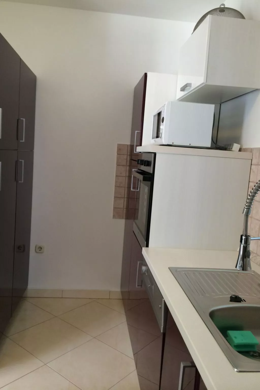 Modernes Ferienhaus in Dobropoljana mit Terrasse, Garten und Grill-Binnen