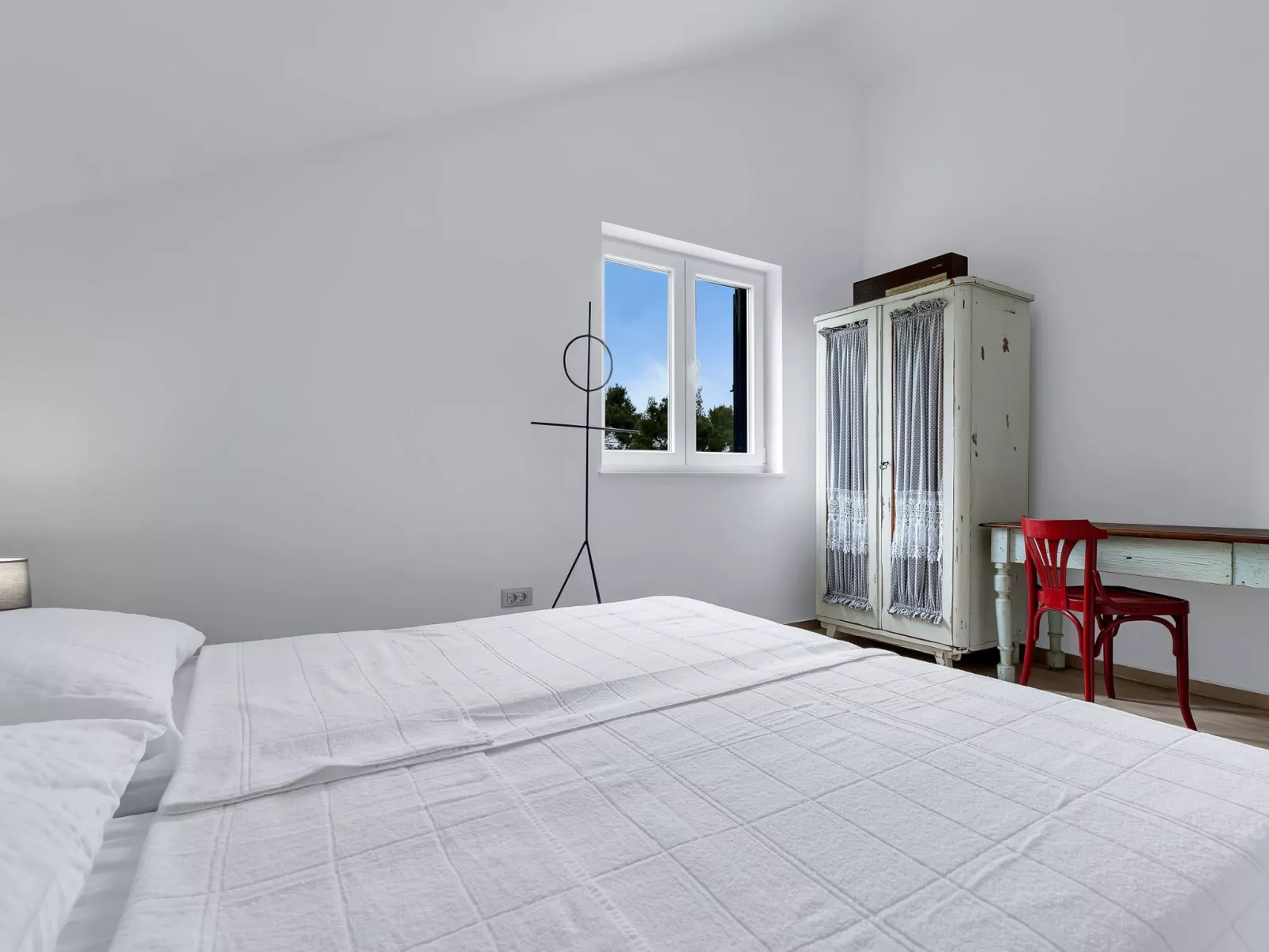 Alleinstehendes Ferienhaus mit Pool und drei Sch-Binnen