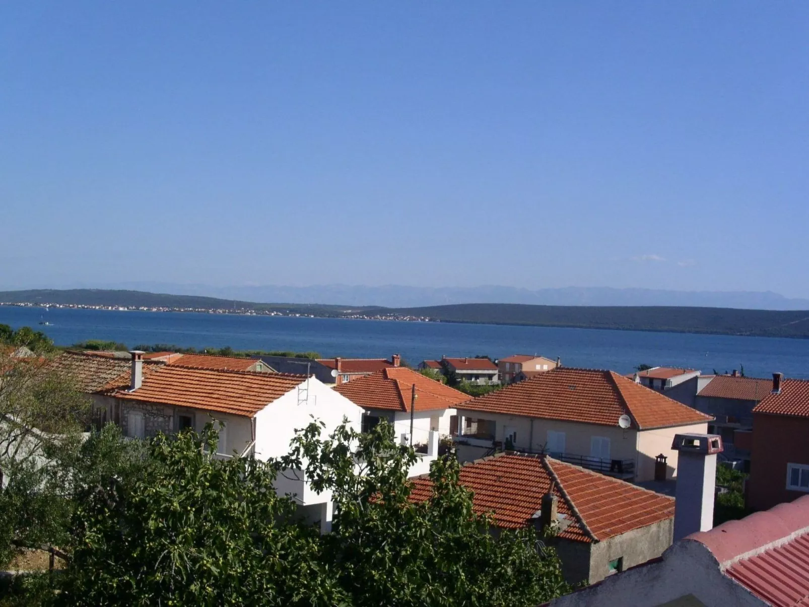 Für sechs Personen mit Terrasse im Erdgeschoss gelegen-Buiten