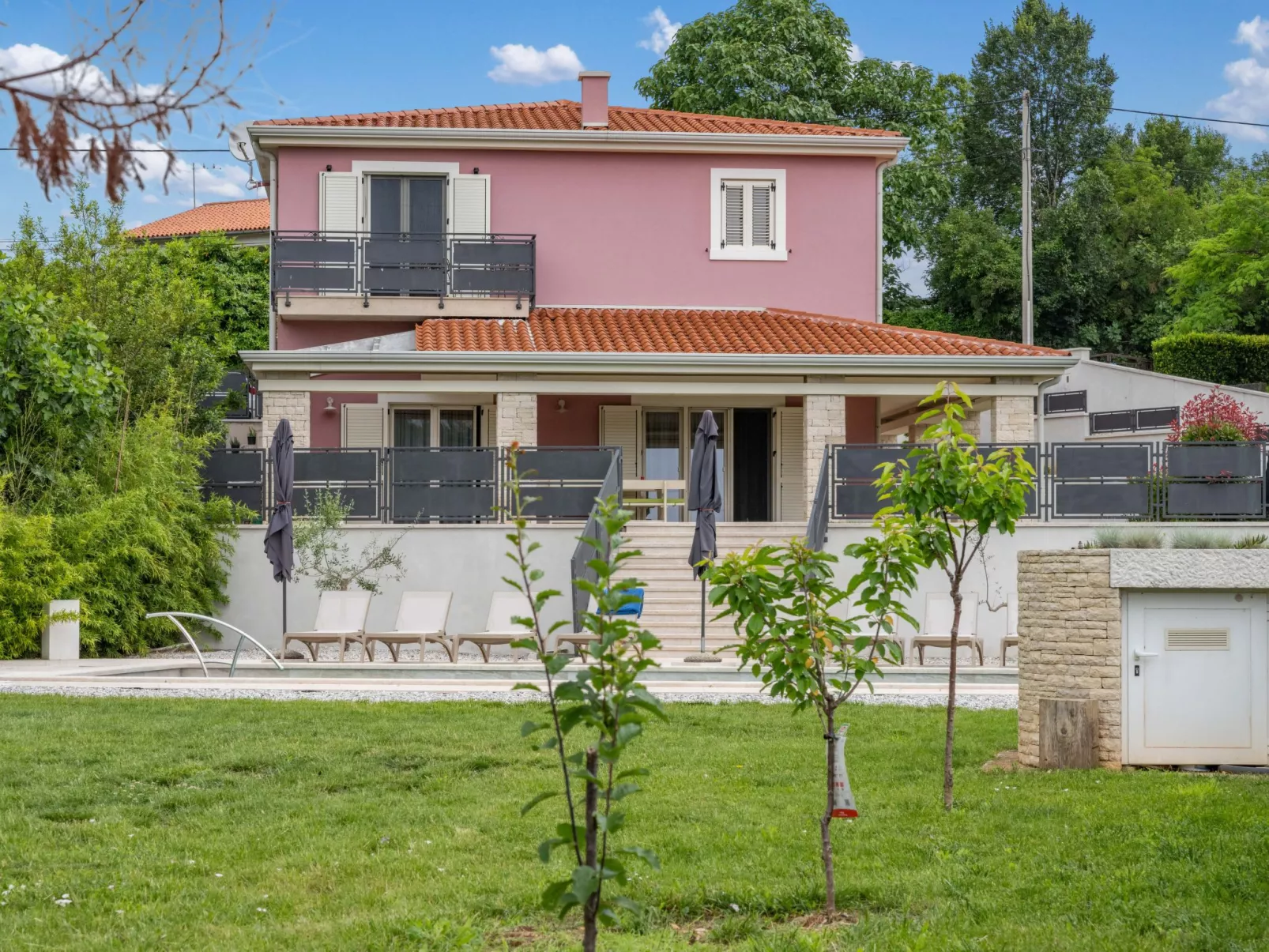 Villa Violette mit Pool nahe Stadtzentrum-Buiten