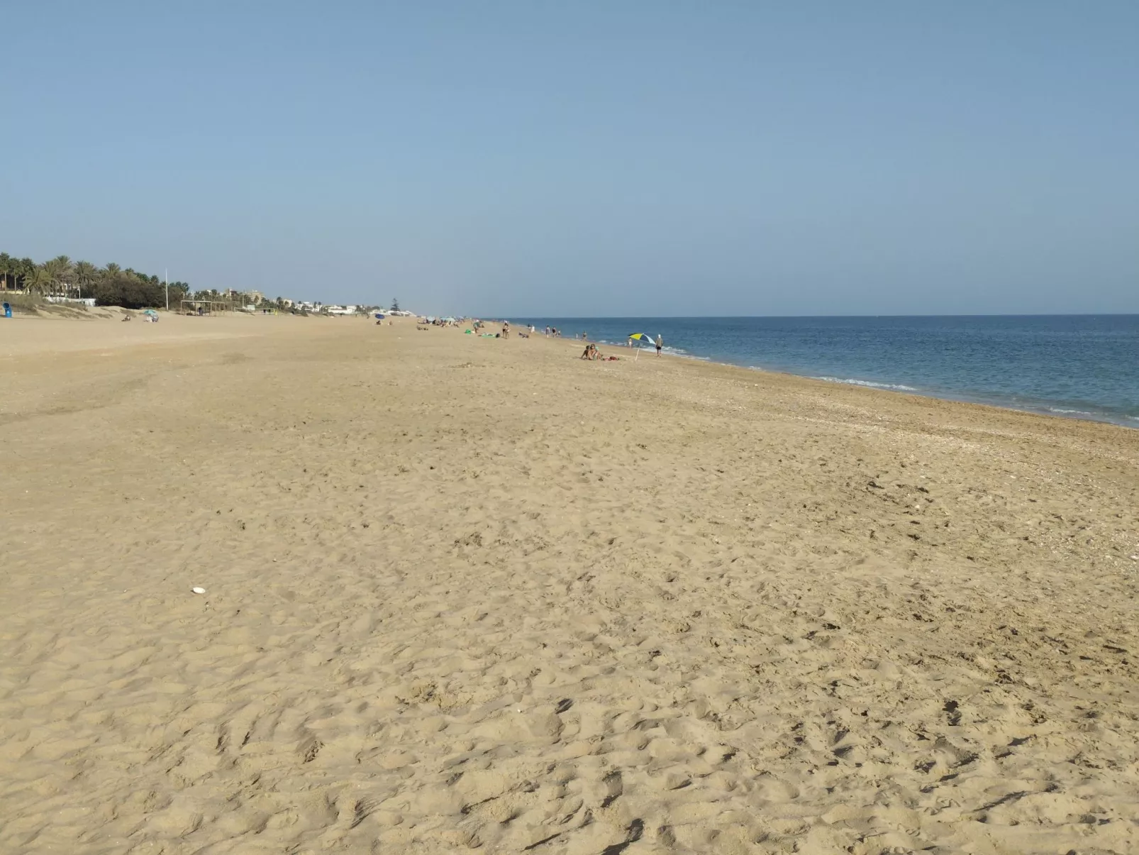 Strandnahes Studio mit kleiner Gartenterrasse-Buiten