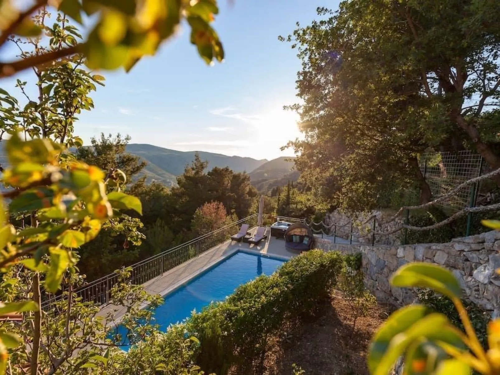 Privatwohnung mit Jacuzzi und Schwimmbad-Buiten