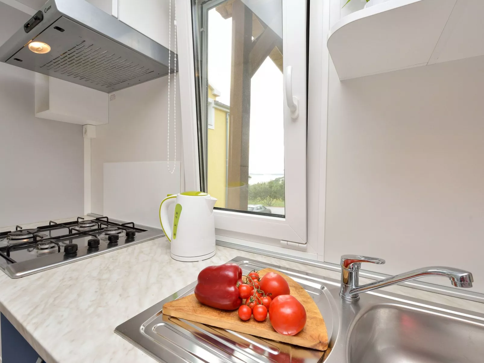 Mobilheim mit Blick auf das Wasser-Image-tags.info