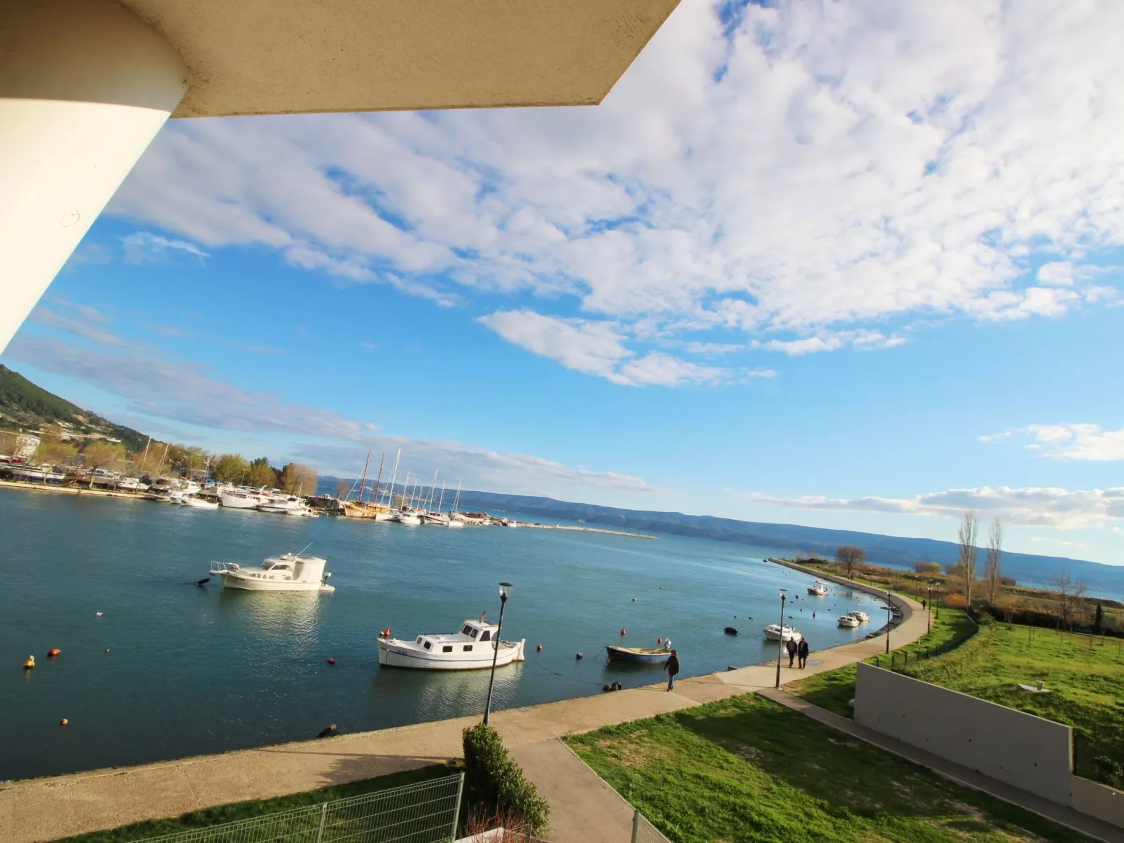 Stylisches Studio mit atemberaubendem Ausblick-Image-tags.info