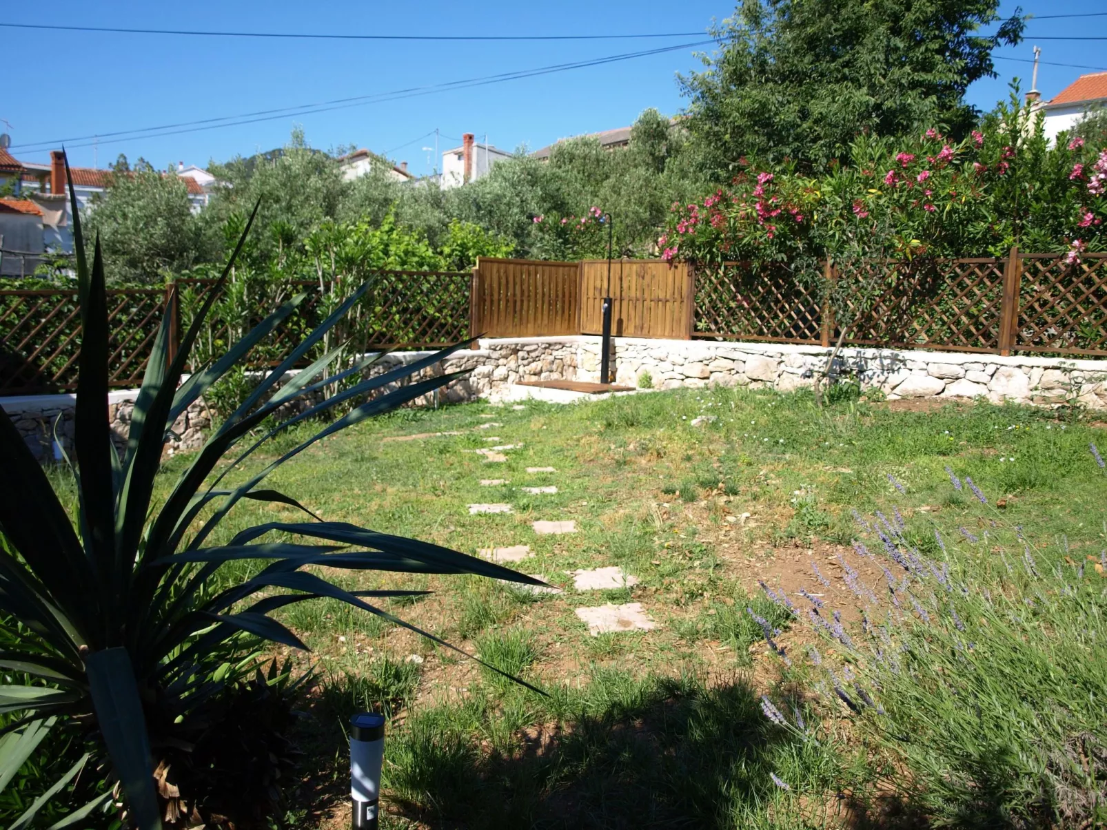 Traditionelles Steinhaus am Meer in Preko-Buiten