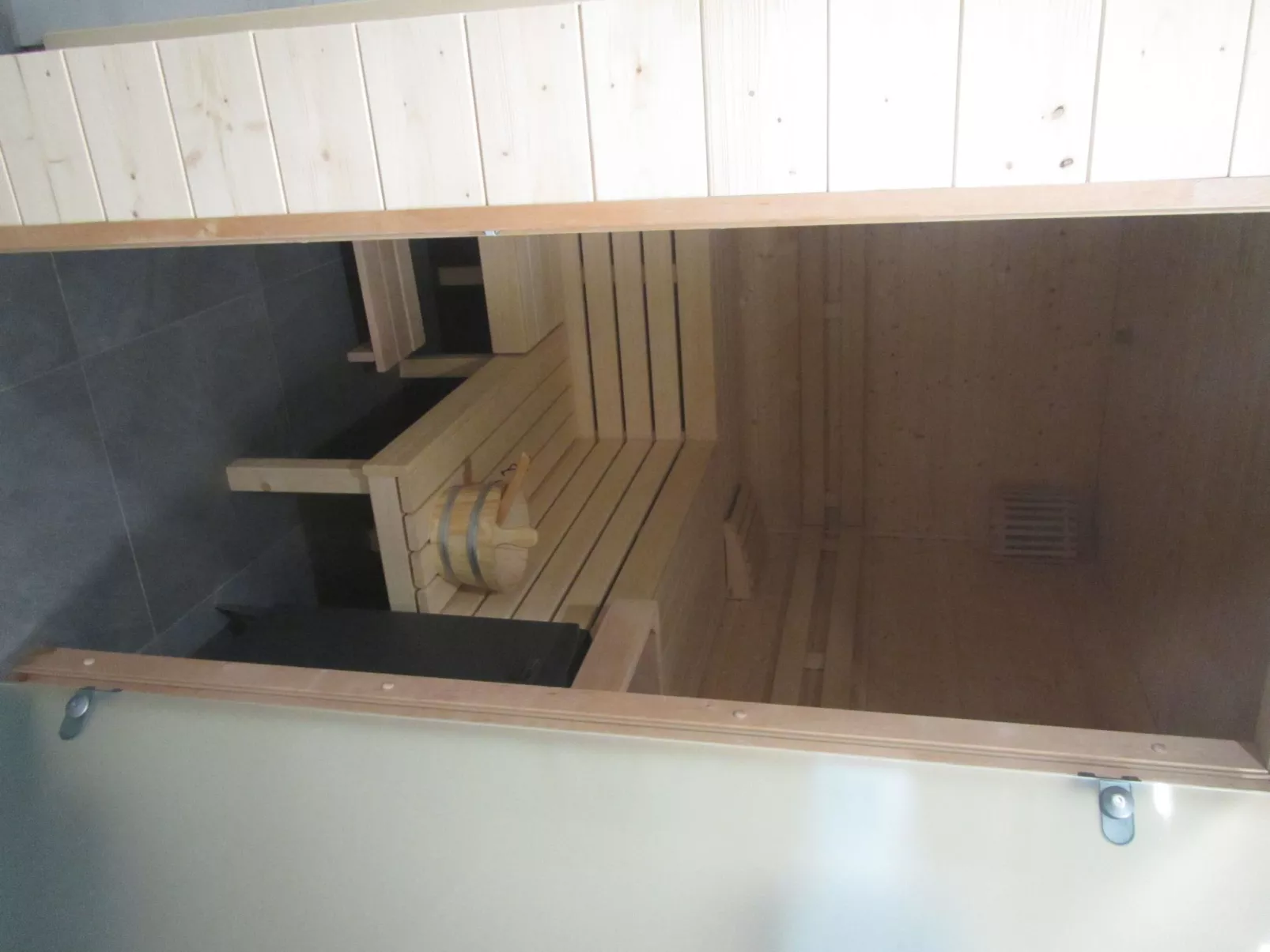 Mit Hallenbad-Binnen