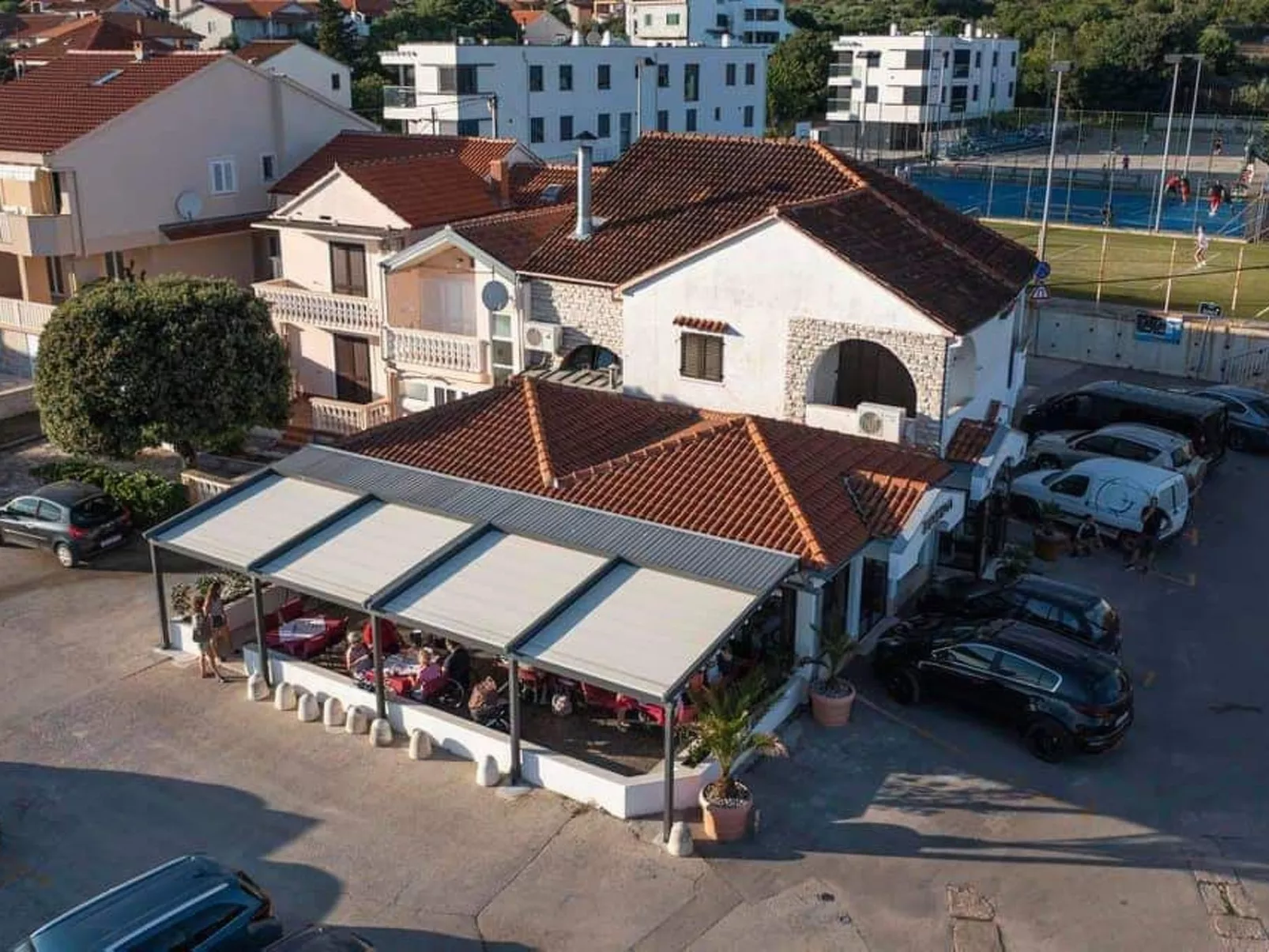 Große Ferienwohnung in Zadar mit Privatem Balkon-Buiten