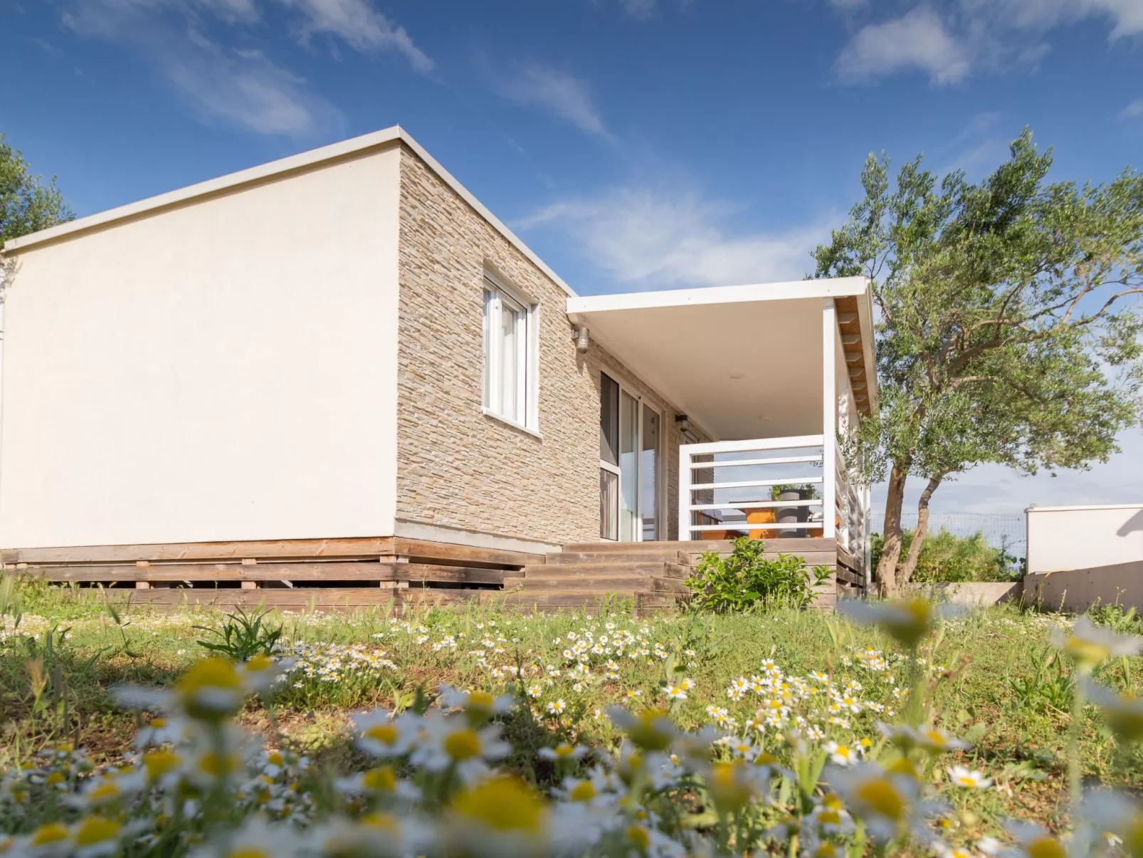 Mobilheim mit Privatparkplatz-Buiten