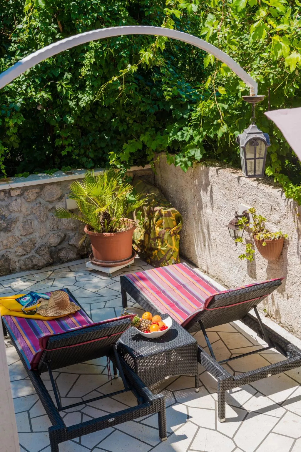 Ivona mit Terrasse und Außendusche-Buiten