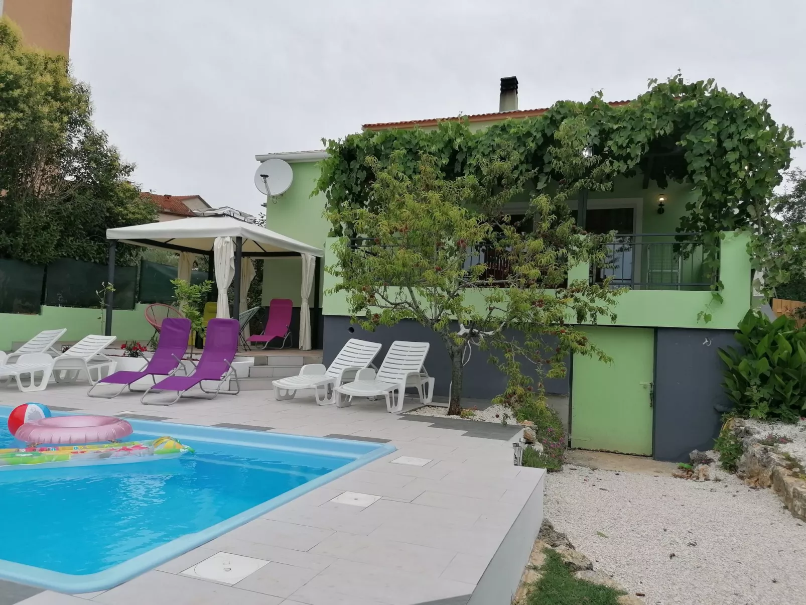 Erdgeschoss mit Schwimmbad-Buiten