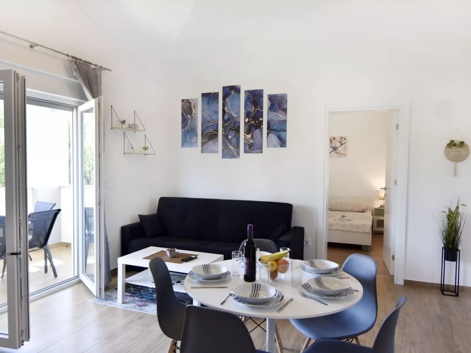 Apartment 2 in einer neuen Villa mit Pool in ruhiger Lage-Image-tags.info