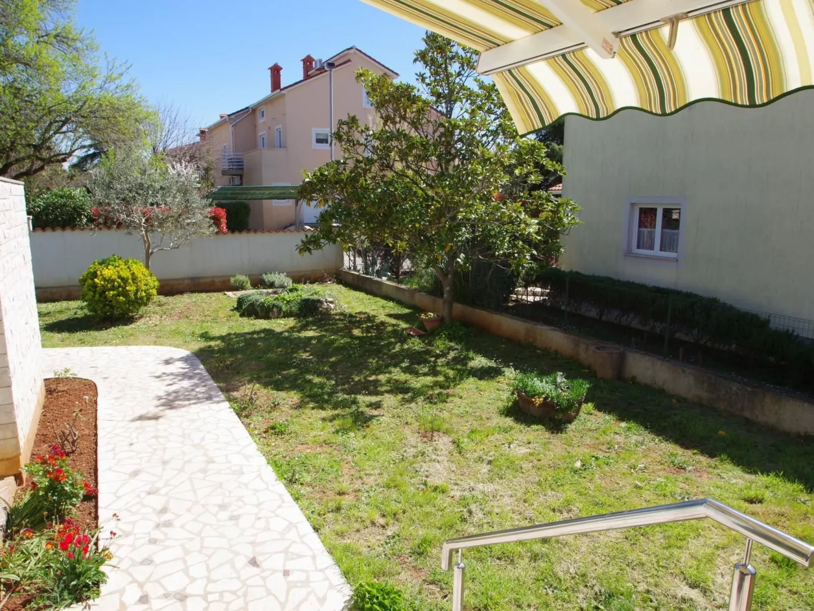 Geräumige Wohnung mit schöner Terrasse und Garten-Buiten