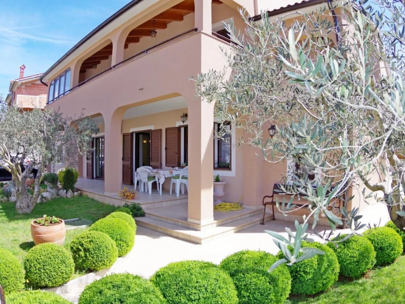 "Denis" mit Terrasse-Buiten