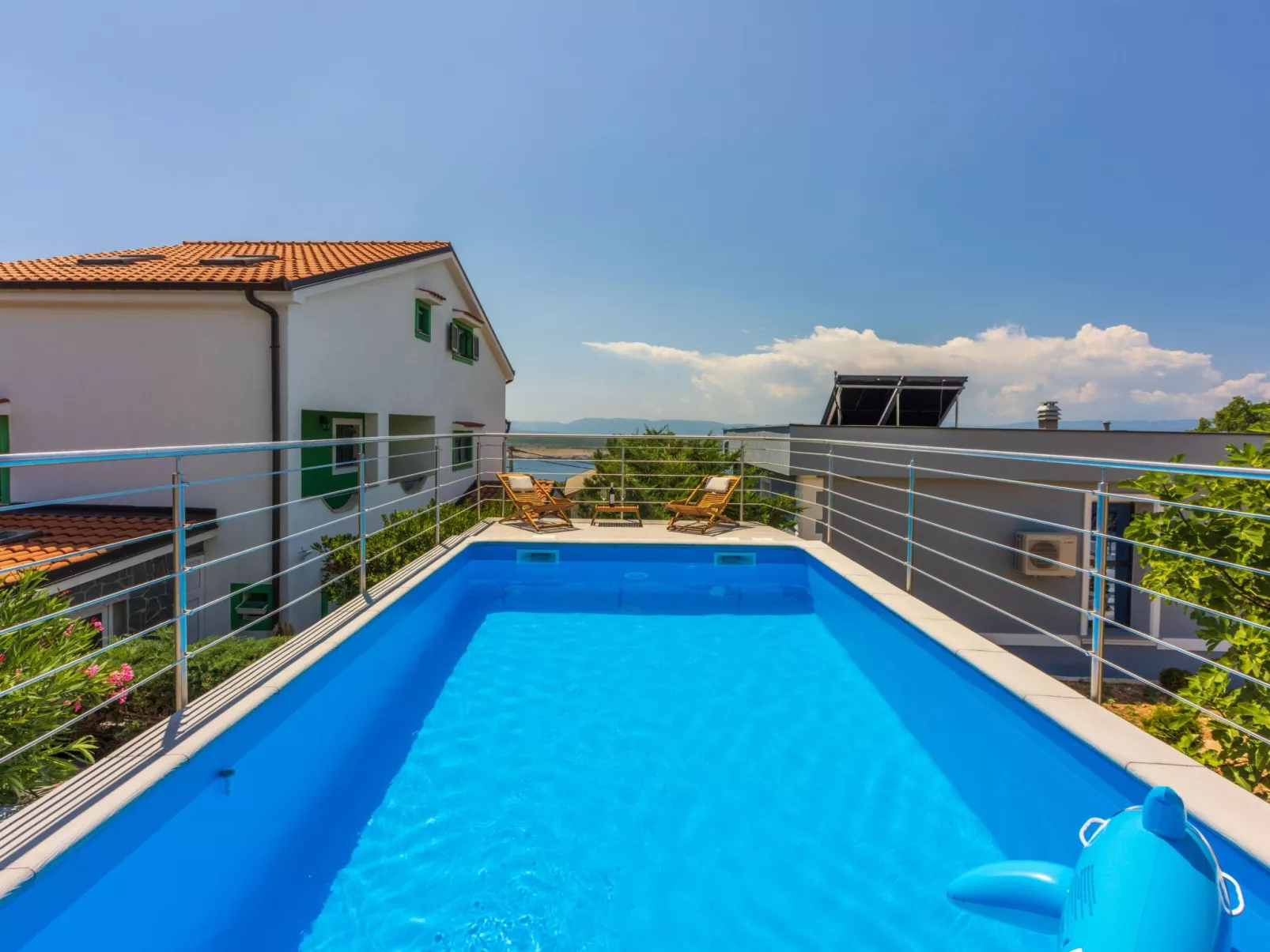 Mit privatem Pool und Sauna-Buiten