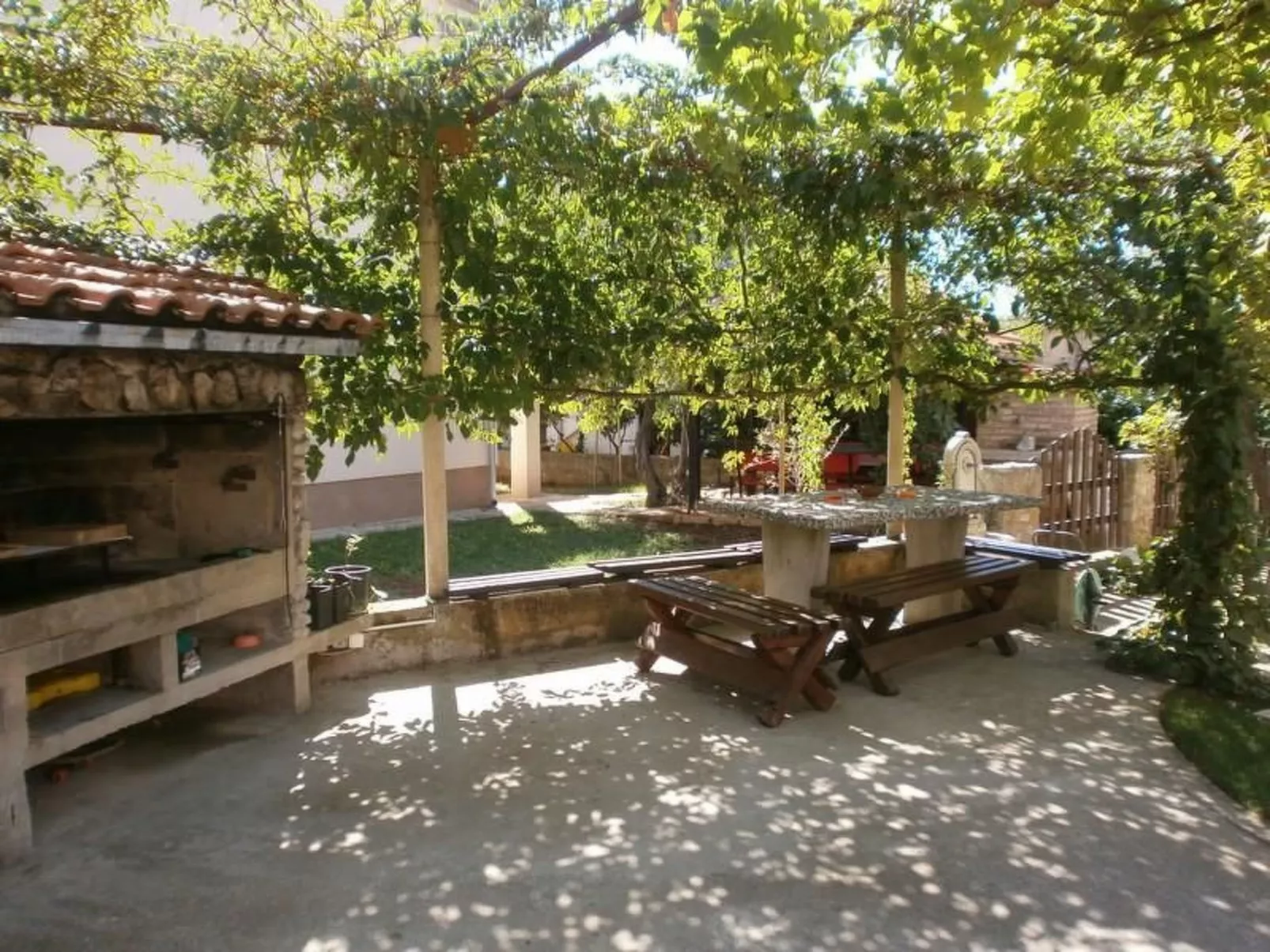 Apartment mit einem kleinen Wohn- und Essbereich und Schlafzimmer-Buiten