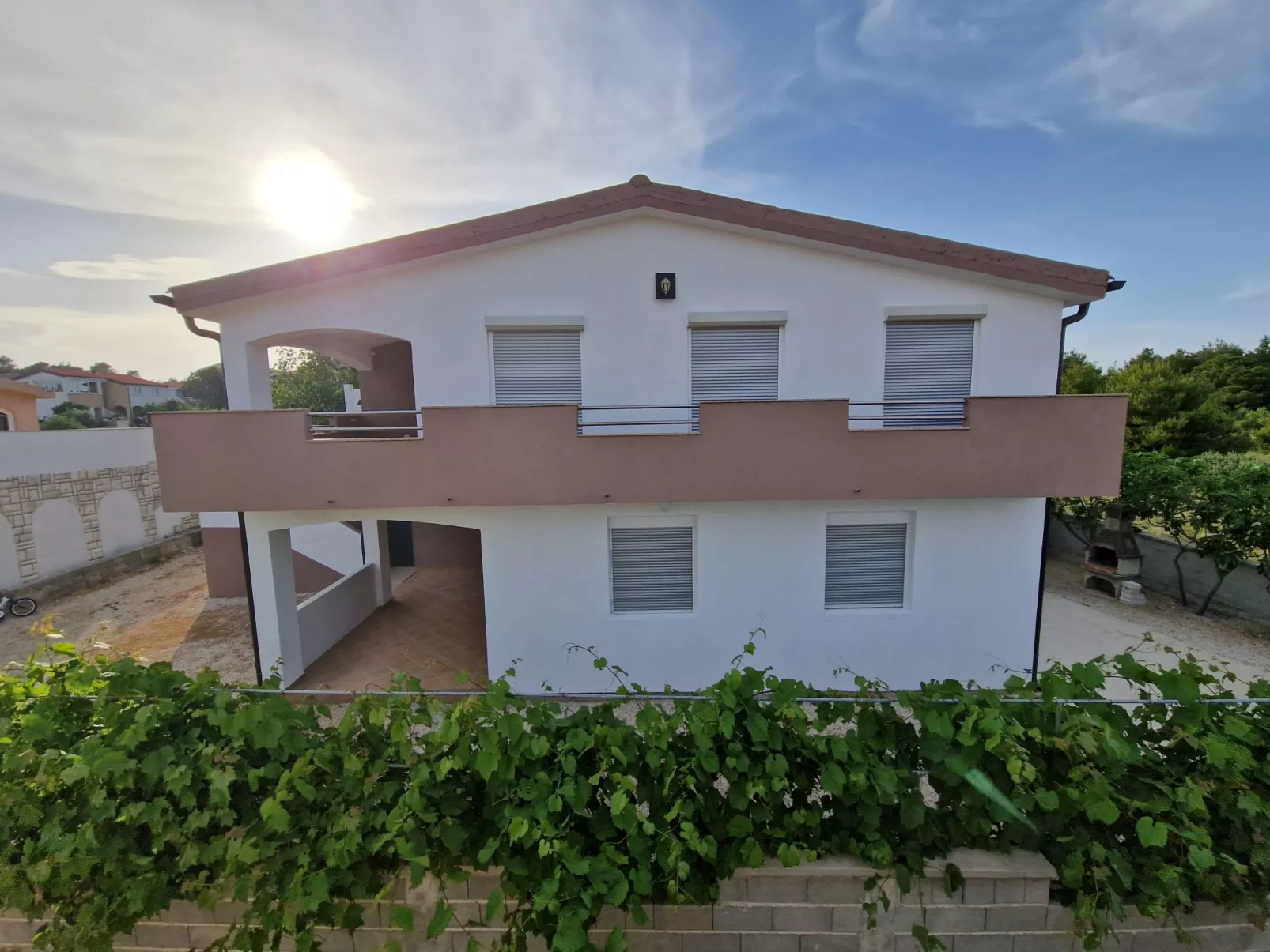 Ema erste Etage mit offener Terrasse-Buiten