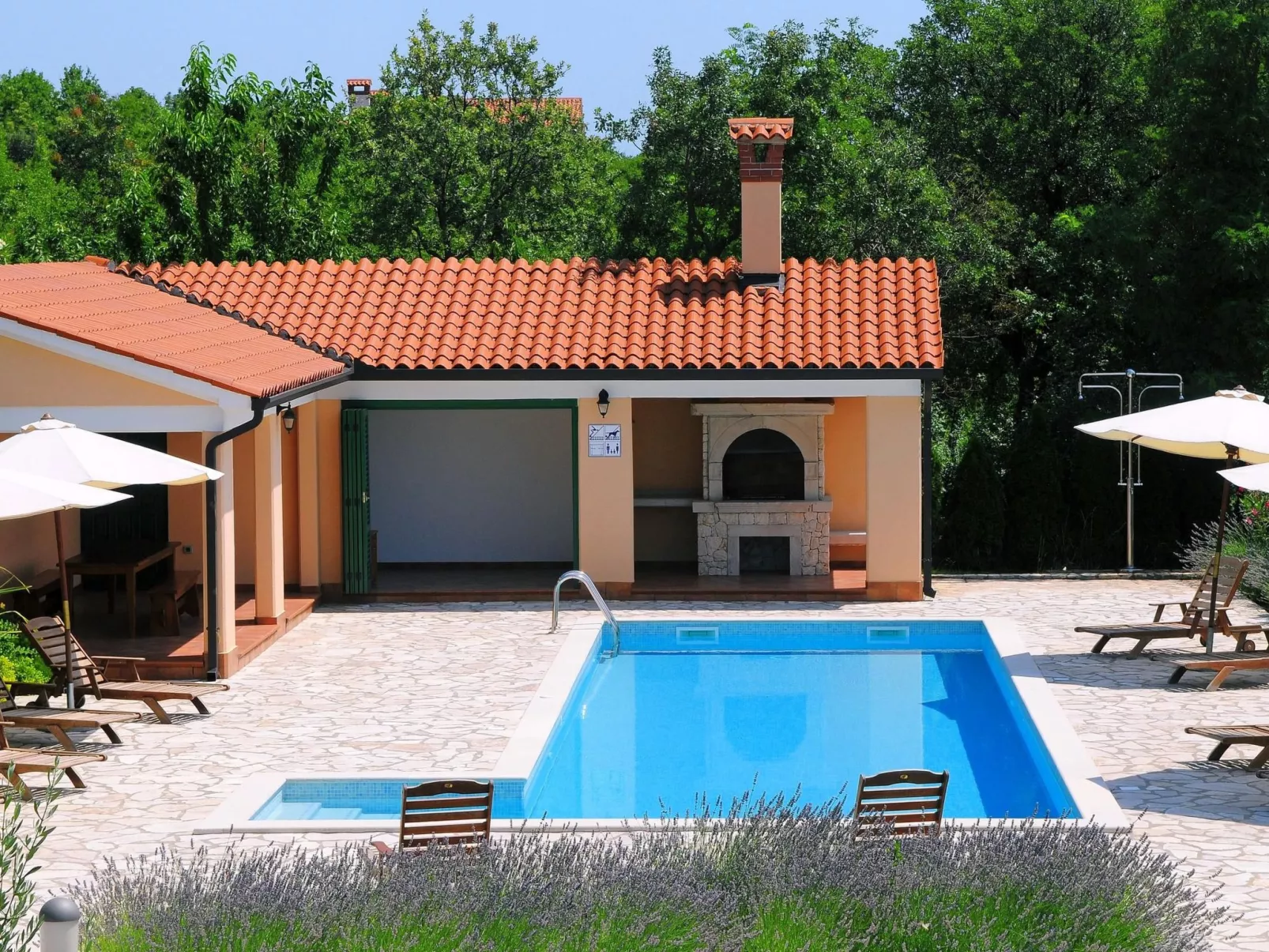 Villa Biljana, mit Zugang zu zwei Gemeinschaftspools-Buiten