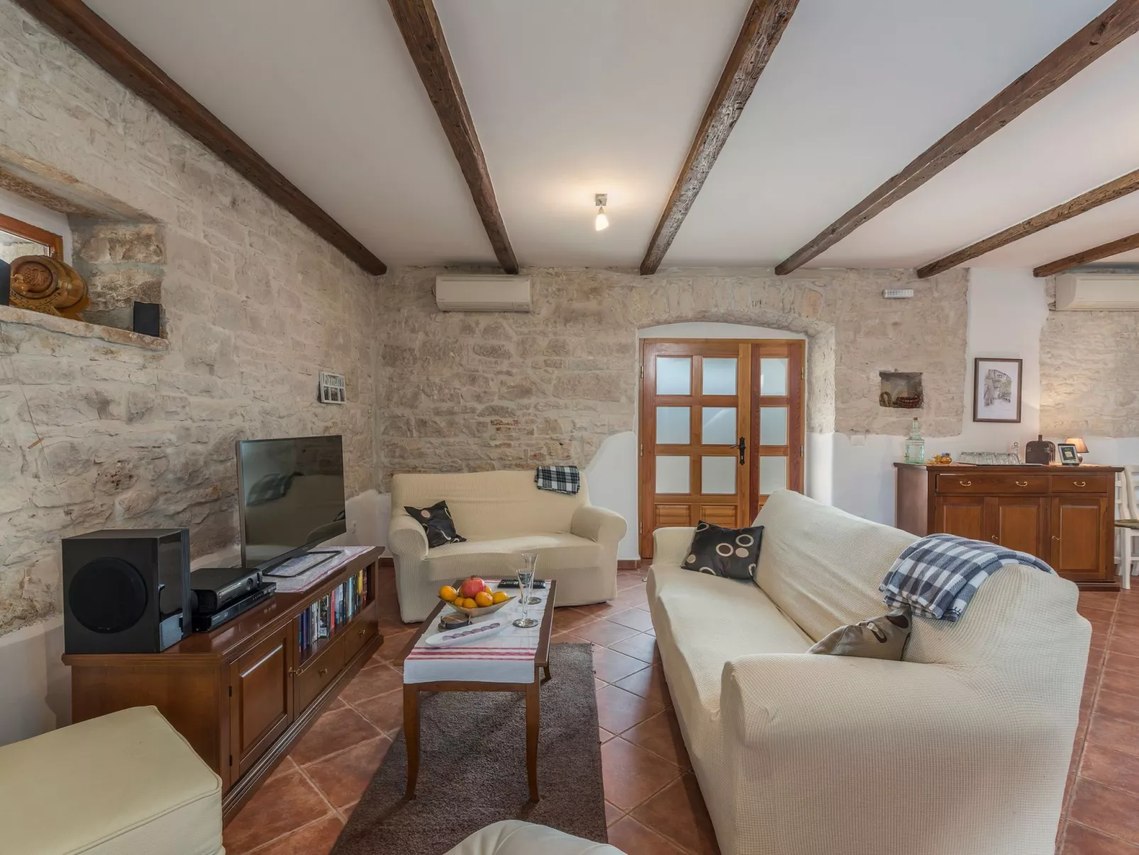 Gemütliches Ferienhaus in Peresiji mit Grill und Terrasse-Binnen