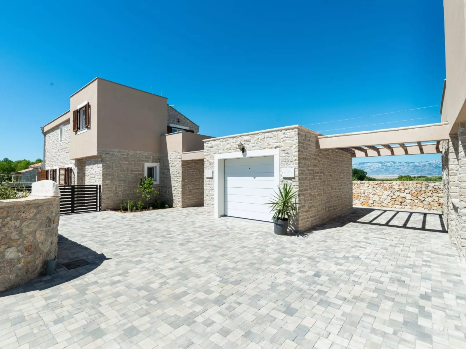 Villa Vid 03 mit beheiztem Pool -TA Leut Agency-Buiten