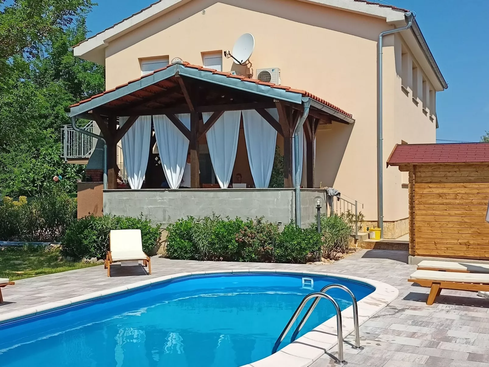 In Šilo mit Gemeinschaftspool-Buiten