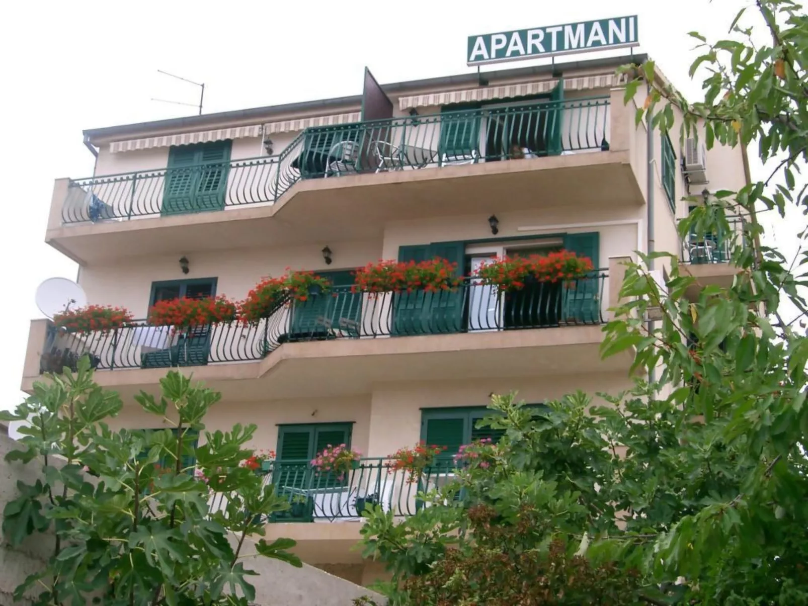 Appartement im Dachgeschoss mit Balkon-Buiten