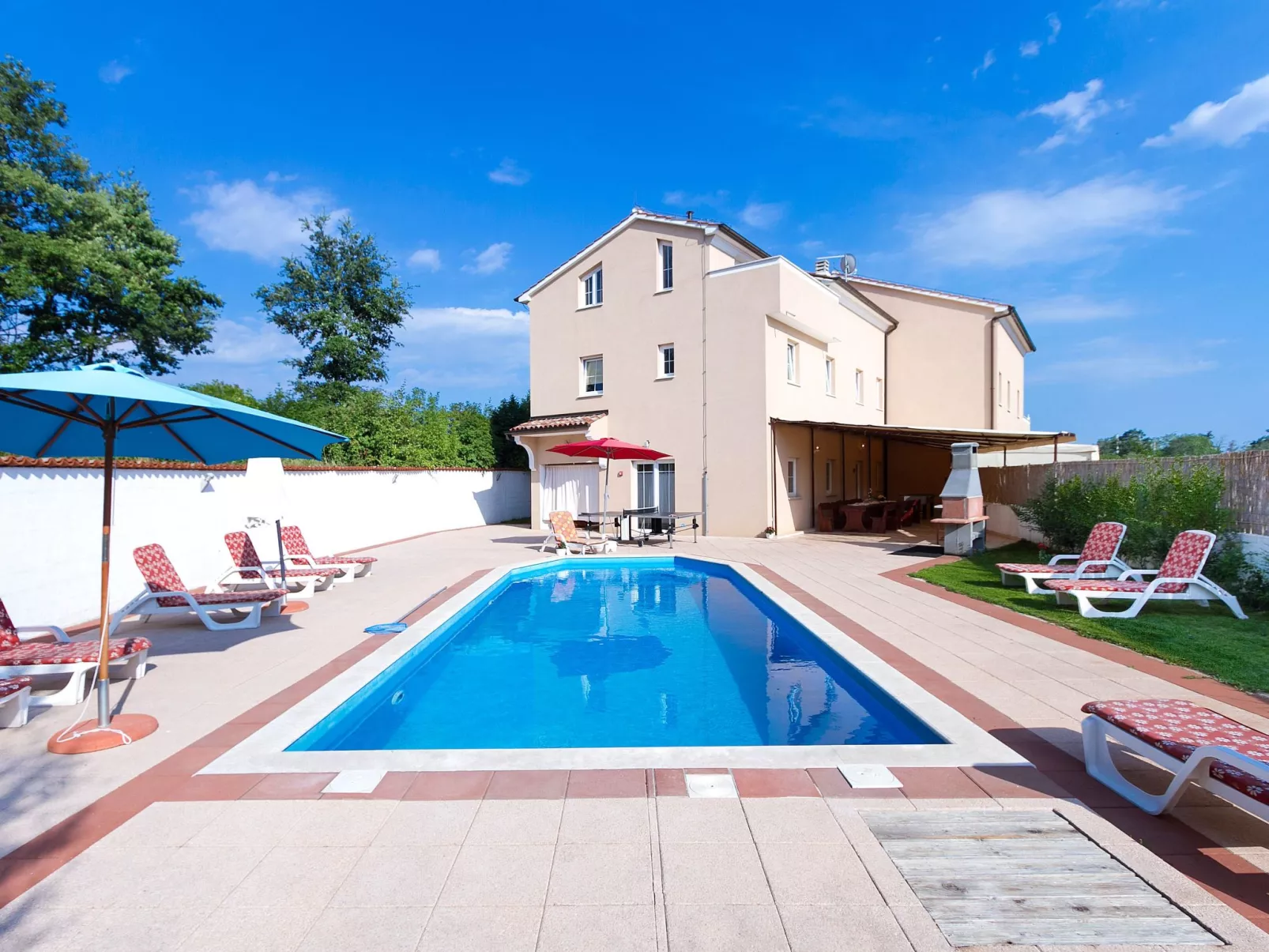 Wunderschönes Ferienhaus in Cere mit Privatem Pool-Buiten