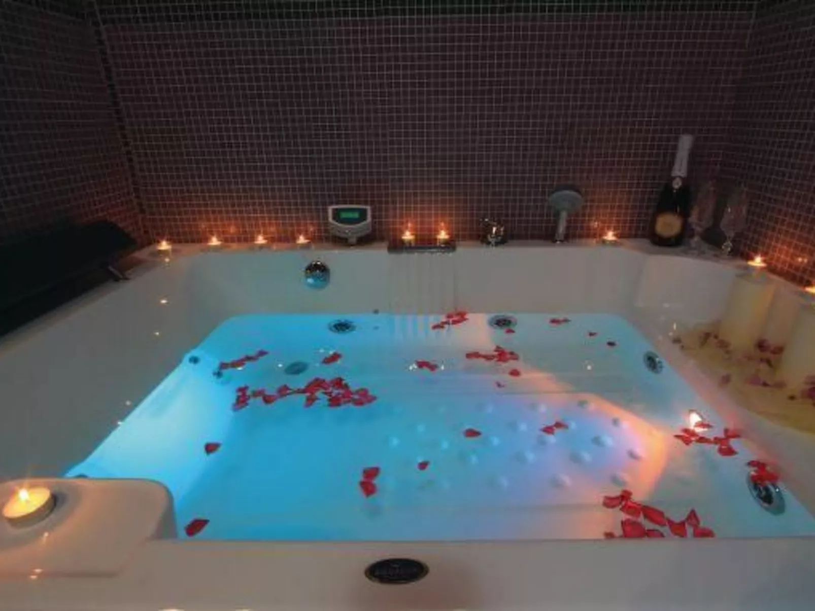 Luxuriöse Villa mit riesigem Olivenbaum-Garten, Sonnenterrasse, großem Pool und-Binnen