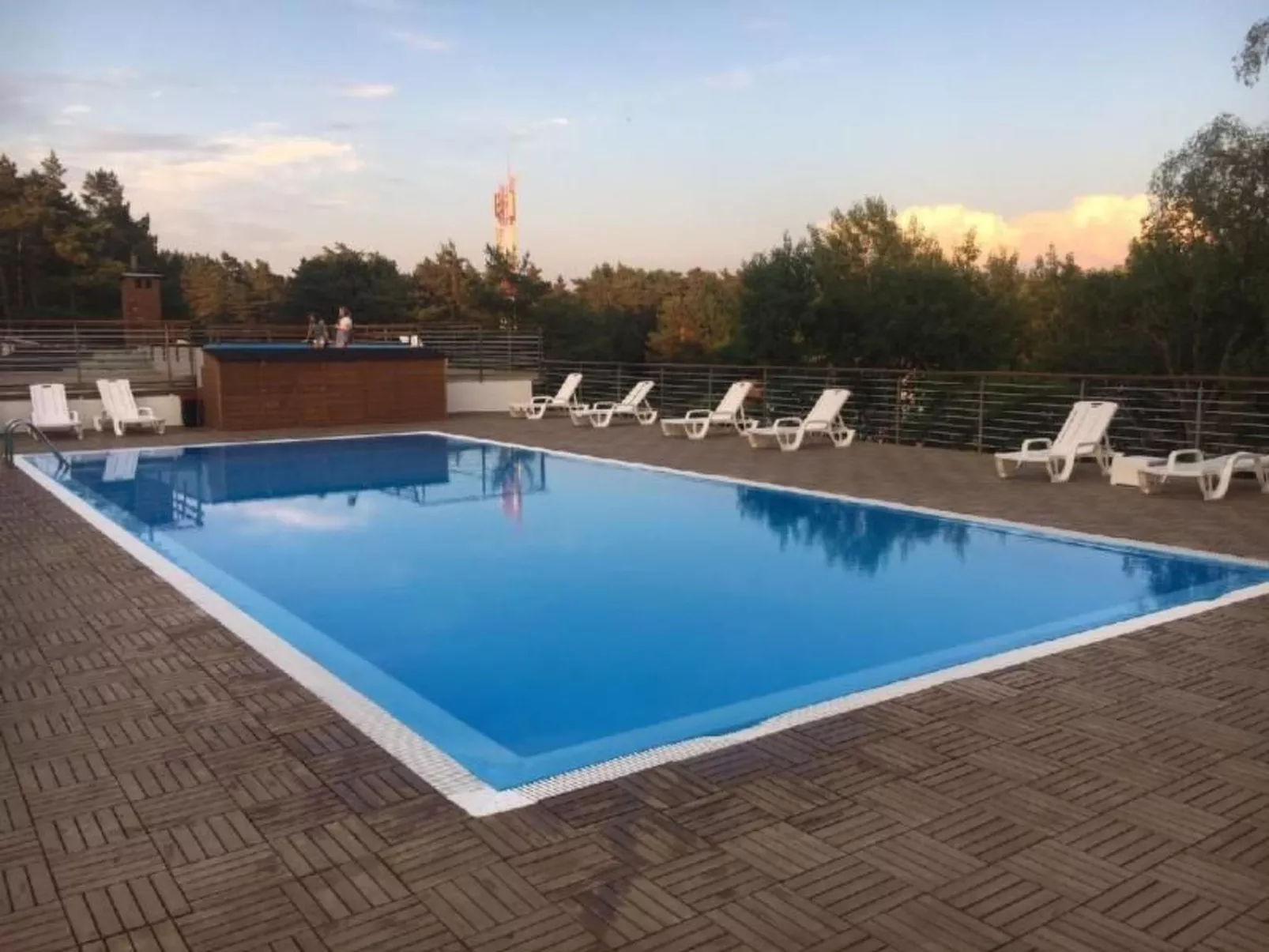 "Apartment 18B" mit Schwimmbad-Image-tags.info